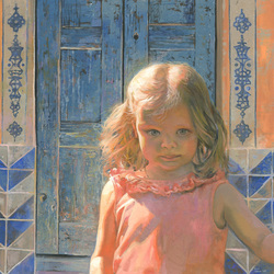 Мила на фоне голубой двери