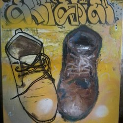 Обувь на желтом среди граффити