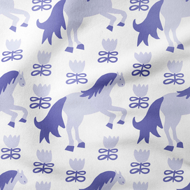 Бесшовный паттерн с лошадками и цветами в модном лиловом цвете 