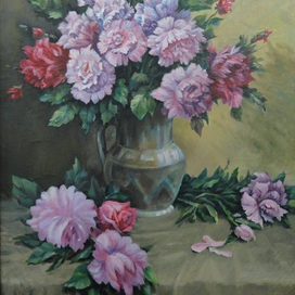 букет пионов в глиняном кувшине 