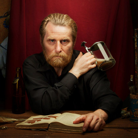 "Художник Константин Васильев позирующий для автопортрета"