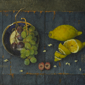 Жёлтые лимоны, зеленый виноград