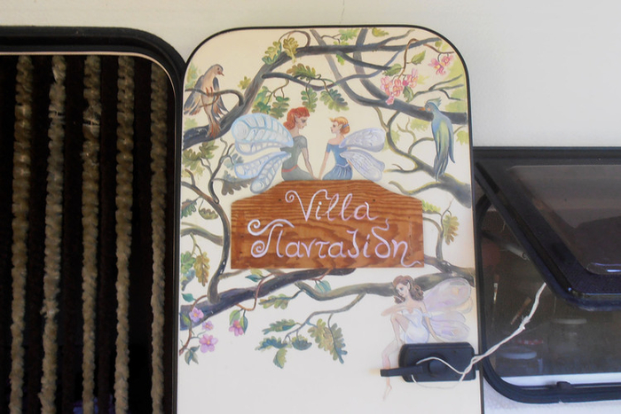 Рисунок на двери трейлера - Эльфы