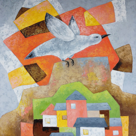 Белая птица, летящая над городом на восходе солнца