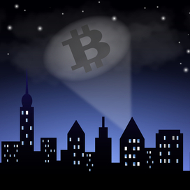 Свет от прожектора показывает знак биткоина на ночном небе на фоне города