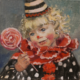 Маленький клоун с леденцом