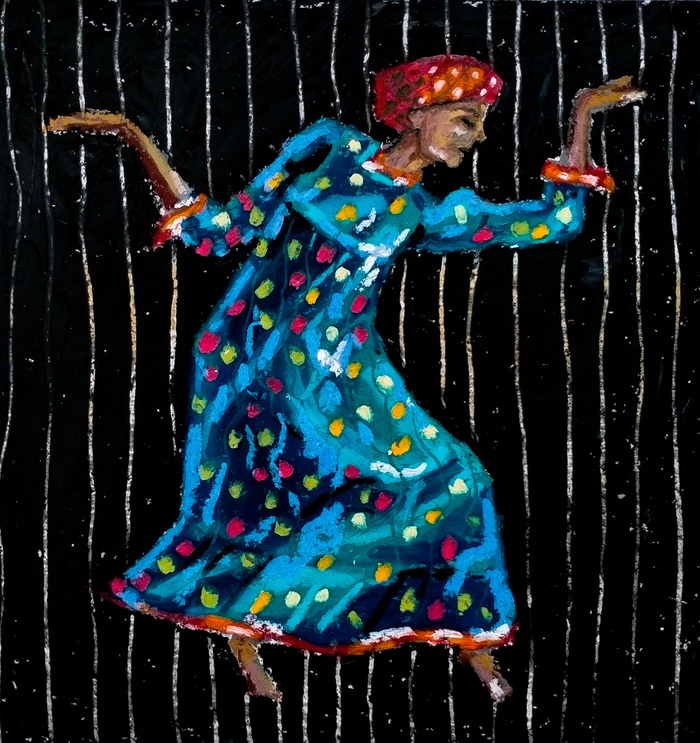 Танцующая девушка в этническом костюме