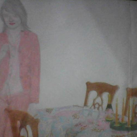 Девушка у стола.