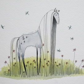Лошадь ходит по поляне