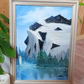 Скала со льдом у таёжного озера