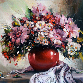 Цветы в красной вазе