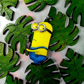 Деревянная брошь Миньон