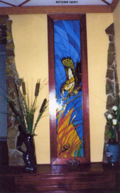 витраж-роспись по стеклу.ниша в стене кухни .павлин.