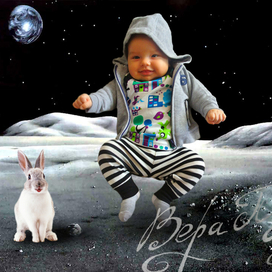 Моё чадо на луне в компании лунного кролика.  :D