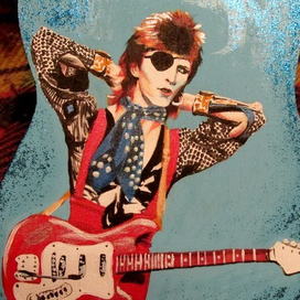 Роспись деревянных изделий кумирами рок-музыки