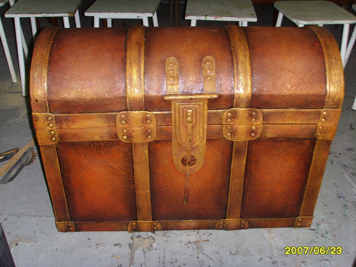 Копия сундука в натуральный размер (двп,кожзам,бумага и шурупы))