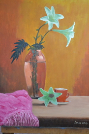 цветы в стеклянной вазе,с розовым платком