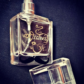 Ручная гравировка на флаконе