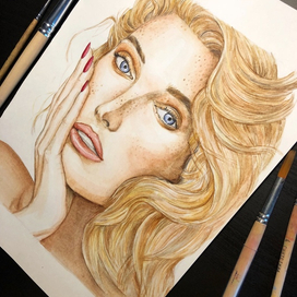 Портрет девушки с веснушками