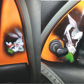 Кролик в салоне авто