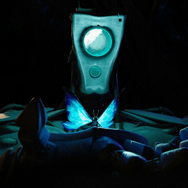 Робот держит бабочку