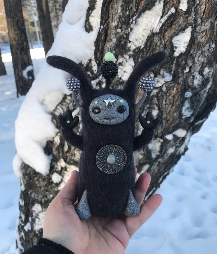 А во лбу звезда горит