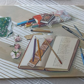 Натюрморт с книгой и карандашами.