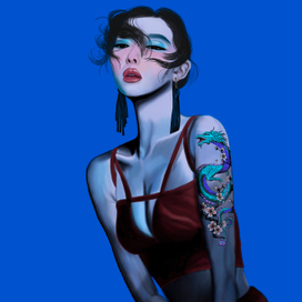 Девушка с татуировкой дракона