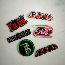 Часть рок-коллекции брошей из дерева