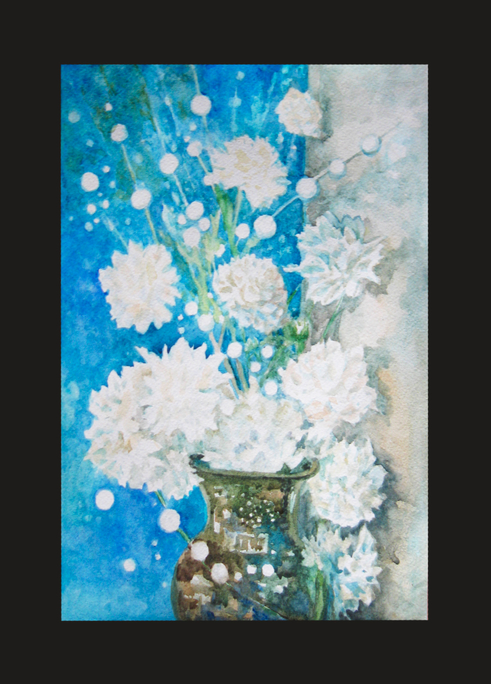 Воздух прозрачно-синий и белый в кувшине букет