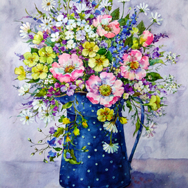 Полевые цветы в синей лейке 