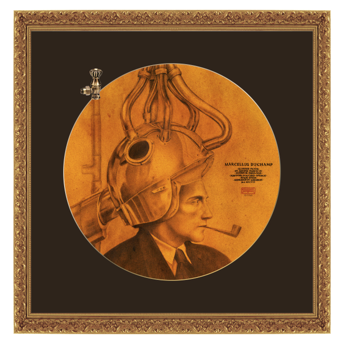 Известный французский художник Марсель Дюшан в парикмахерской, в момент создания своего гениального художественного произведения «Фонтан» (1917 г.)