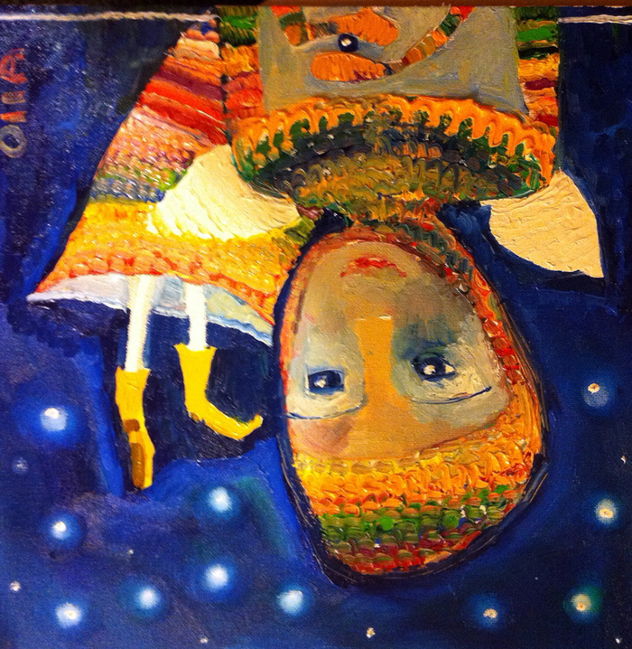 Вязанный ангел висит на веревочке и смотрит на звезду.