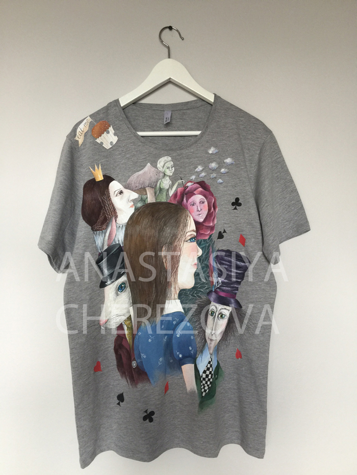 Рисунок на футболке "Алиса в стране чудес"