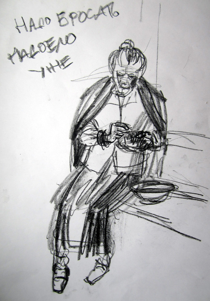 Баба Аня, сидючи на лавке, лузгает семечки