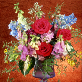 Наперстянка, дельфиниум и розы