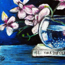 Цветы в круглой вазе