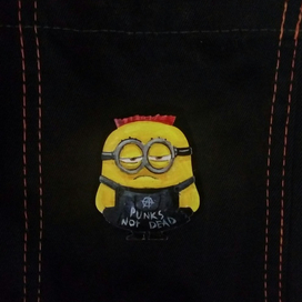 Деревянная брошь Миньон