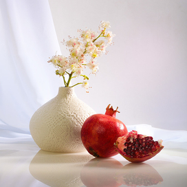 Натюрморт с гранатами