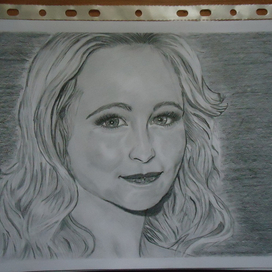 Кэндис Аккола,известная как Кэролайн Форбс в сериале Дневники вампира