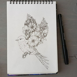 Птичка с цветами на крыльях