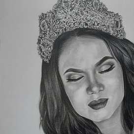 Девушка, смотрящая вниз