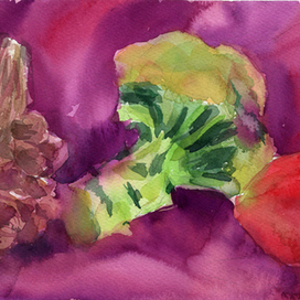 брокколи, репчатый лук и перец на лиловом