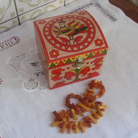 деревянная шкатулка с росписью в народном стиле