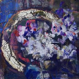 букет на фоне старого блюда