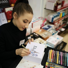 роспись коробок Dior