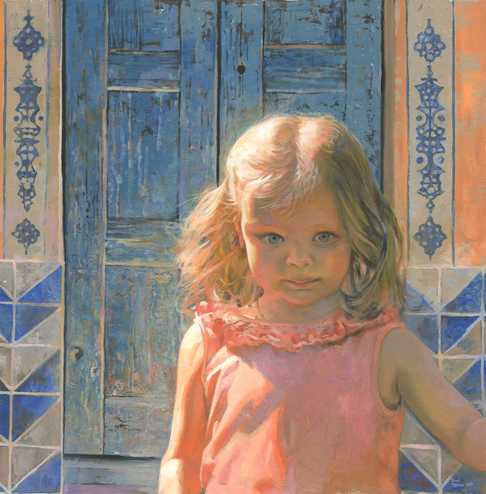 Мила на фоне голубой двери