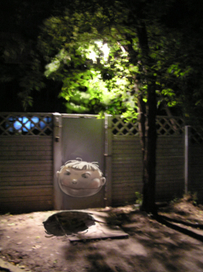 Колобок от бабушки ушёл.Попёрся,на ночь глядя.