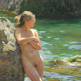 Модель на скалистом берегу Черного моря