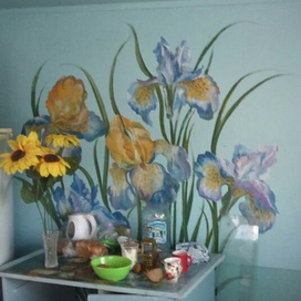 Ирисы(гавеные краски в бутылках,кисти малярные,стена дачного домика)